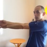 整体師が教える簡単ストレッチ。座ったままできる!肩こりストレッチその3