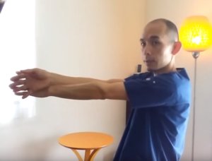 整体師が教える簡単ストレッチ。座ったままできる！肩こりストレッチその３