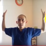 整体師が教える簡単ストレッチ。座ったままできる!肩こりストレッチその1