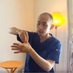 整体師が教える簡単ストレッチ。座ったままできる!肩こりストレッチその4