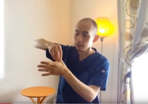 整体師が教える簡単ストレッチ。座ったままできる!肩こりストレッチその4